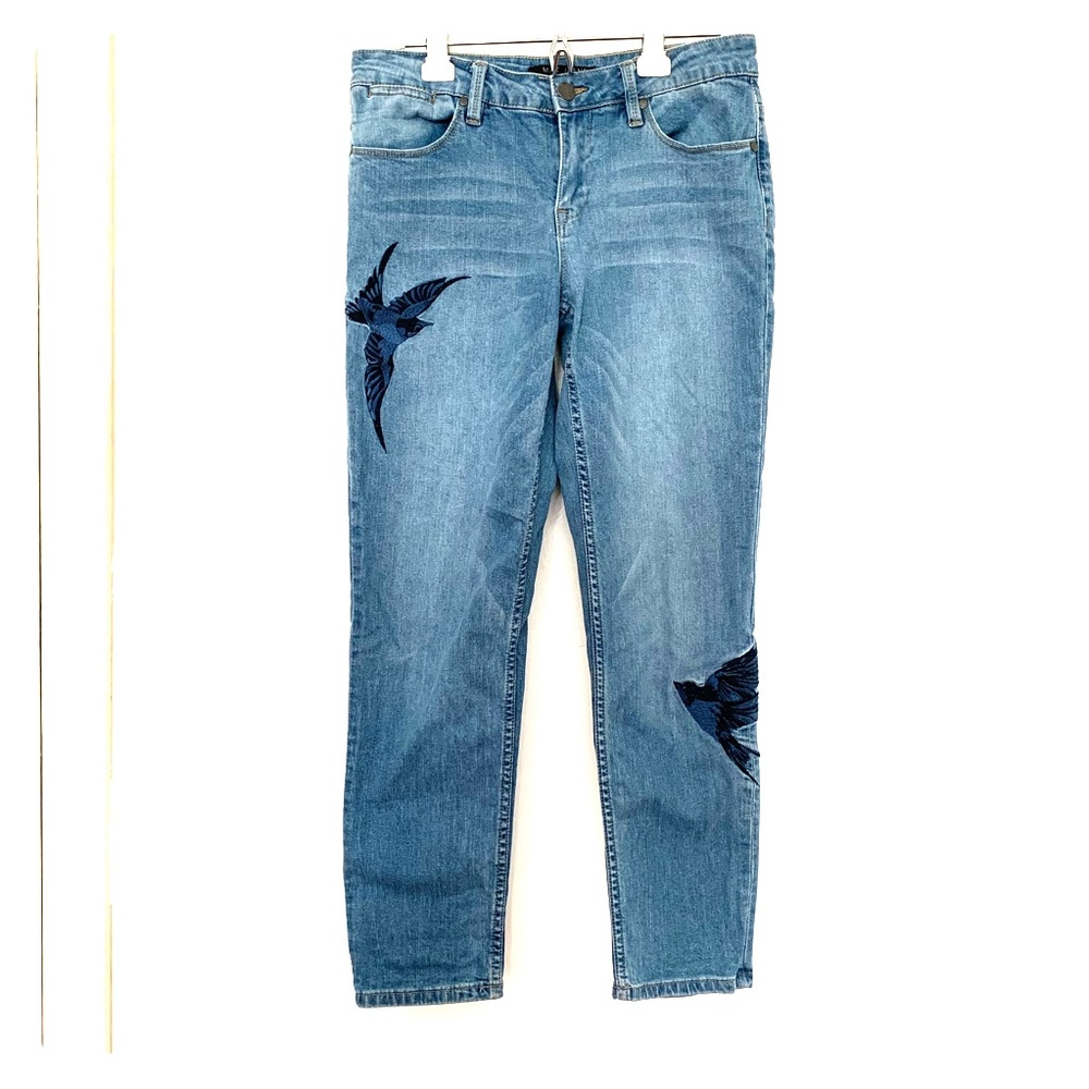 CLOSING- SEND OFFERS embroidered boyfriend jeans